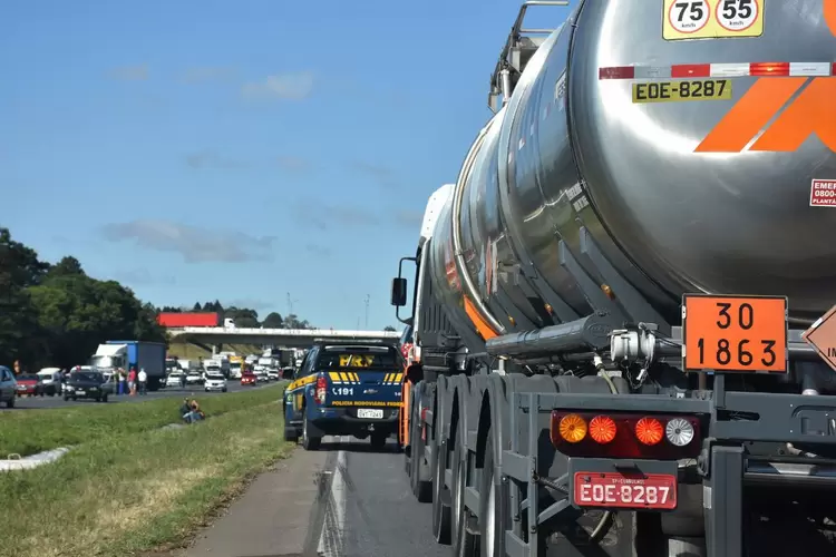 Equipes da Polícia Rodoviária Federal (PRF) escoltam uma carga de combustível para aviação após greve dos caminhoneiros (Fernando Oliveira/PRF/Agência Brasil)