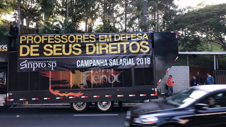 Caminhão de som em frente a colégio em São Paulo: professores paralisam atividades em campanha salarial (Facebook/Sinpro/Reprodução)