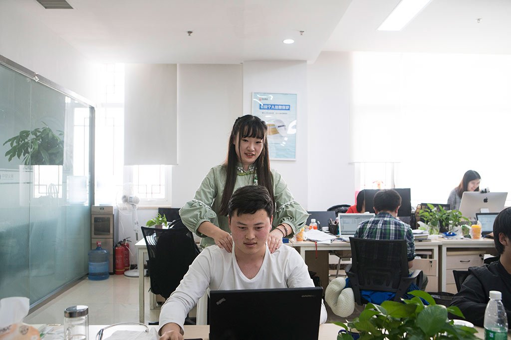 Na China, empresas de tecnologia usam mulheres para atrair programadores