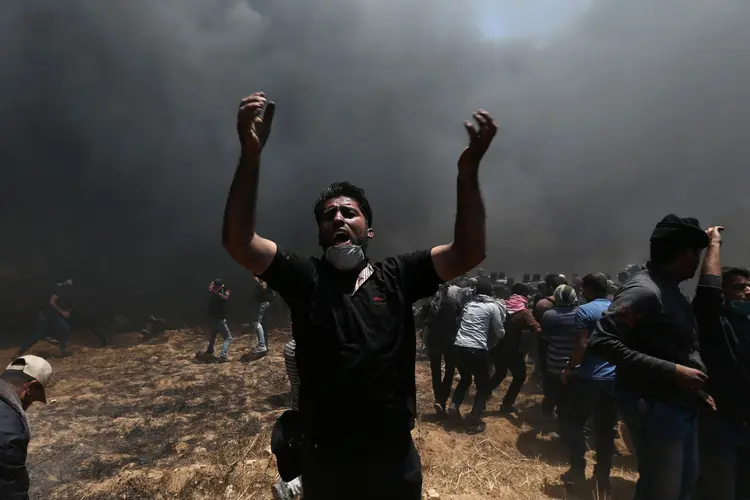 Gaza: palestinos protestam na Faixa de Gaza no dia da transferência da embaixada americana para Jerusalém (Ibraheem Abu Mustafa/Reuters)