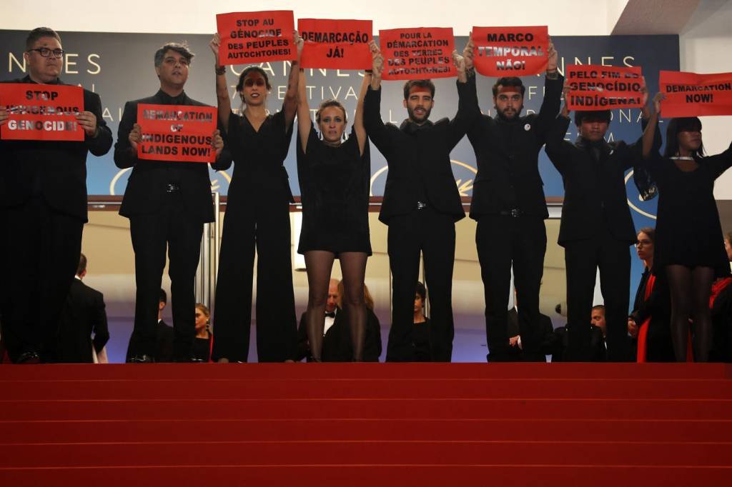 Atores protestam em Cannes contra genocídio indígena no Brasil