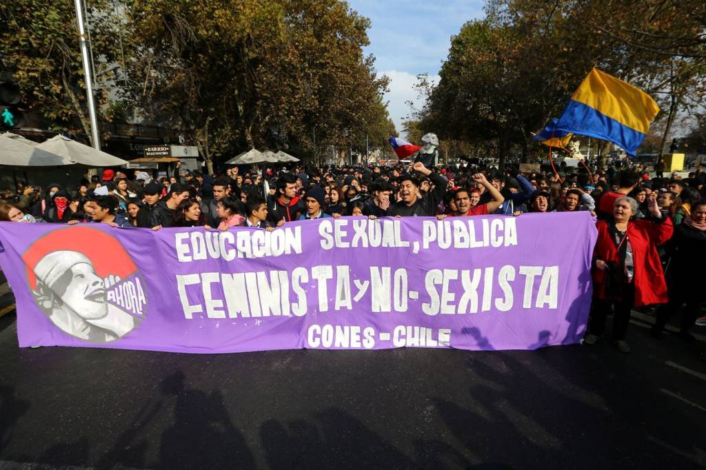 Estudantes protestam contra educação sexista no Chile