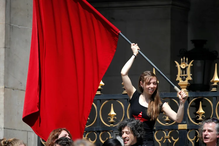 Manifestantes em portesto contra Emmanuel Macron: organizadores pediram aos participantes que mantivessem um "espírito festivo" durante o protesto (Charles Platiau/Reuters)