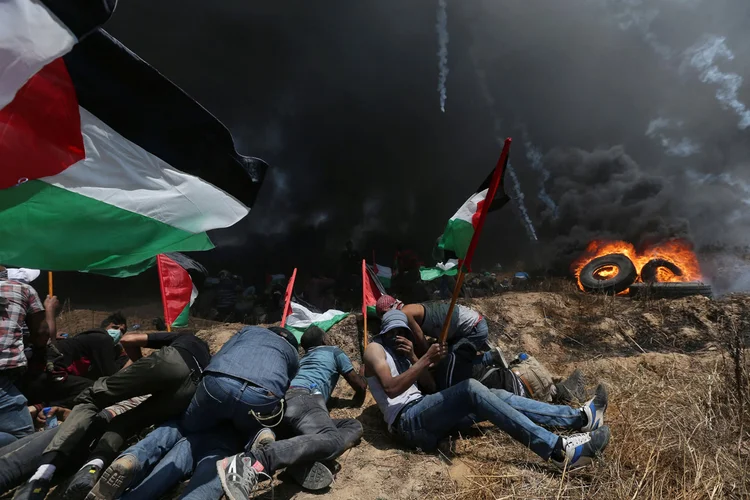 Faixa de Gaza: número de palestinos mortos por disparos do Exército israelense nos protestos de ontem em Gaza contra a mudança da Embaixada dos EUA para Jerusalém chegou a 60 nesta terça-feira (Ibraheem Abu Mustafa/Reuters)