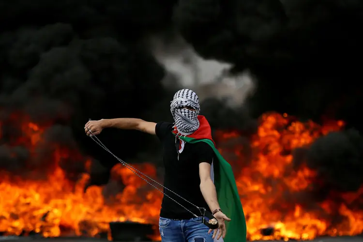Gaza: cerca de 60 palestinos morreram durante os protestos de ontem (14) na Faixa de Gaza (Mohamad Torokman/Reuters)