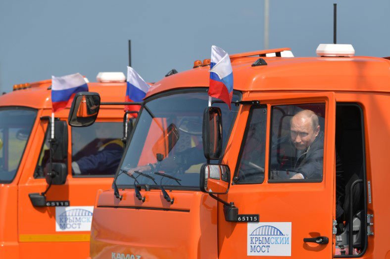 Ao volante de um caminhão, Putin inaugura ponte Crimeia-Rússia