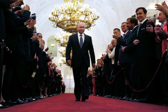 Pela quarta vez, Vladimir Putin toma posse como presidente da Rússia