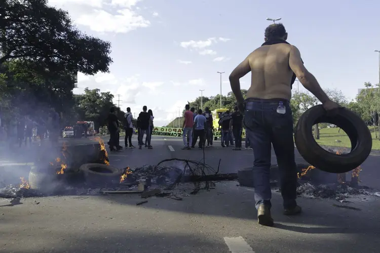 Protestos: para representante da Abicam, se forças de segurança tentarem retirar caminhoneiros a força, "haverá gente presa, machucada e muita confusão" (Fabio Rodrigues Pozzebom/Agência Brasil)