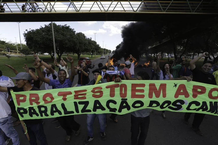 Greve: governo apura se três movimentos políticos - "Intervenção militar já", "Fora Temer" e "Lula livre" - se infiltraram na paralisação dos caminhoneiros (Fabio Rodrigues Pozzebom/Agência Brasil)