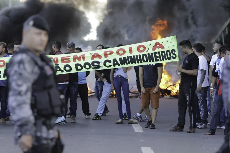 Feirantes em protesto de apoio à greve dos caminhoneiros.  (Fabio Rodrigues Pozzebom/Agência Brasil) (Fabio Rodrigues Pozzebom/Agência Brasil)