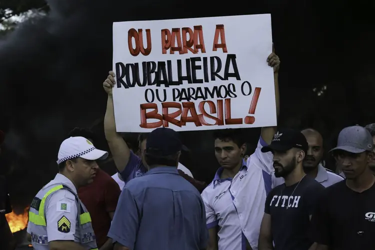 Caminhoneiros: CNI informa que a indústria brasileira aguarda que as autoridades busquem uma solução imediata para essa situação (Fabio Rodrigues Pozzebom/Agência Brasil)