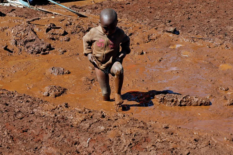 Quênia: a barreira rompeu quando os moradores das redondezas começavam a fazer suas refeições noturnas (Thomas Mukoya/Reuters)