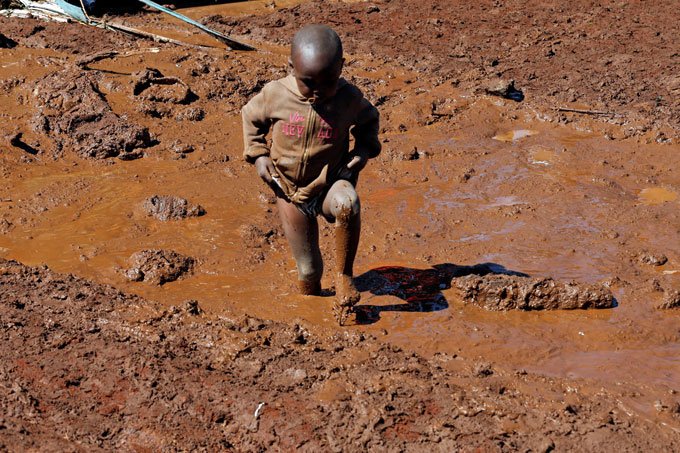 Sobe para 47 o número de mortos em rompimento de represa no Quênia