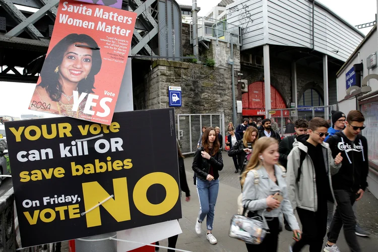 Cartazes pelo "Sim" e pelo "Não" em referendo sobre o aborto na Irlanda: votação acontece nesta sexta-feira (Max Rossi/Reuters)