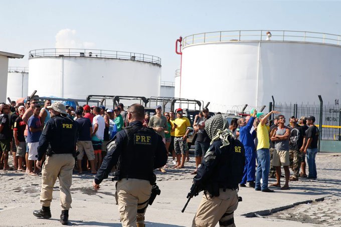 Manifestantes protestam em frente a refinaria da Petrobras no Rio