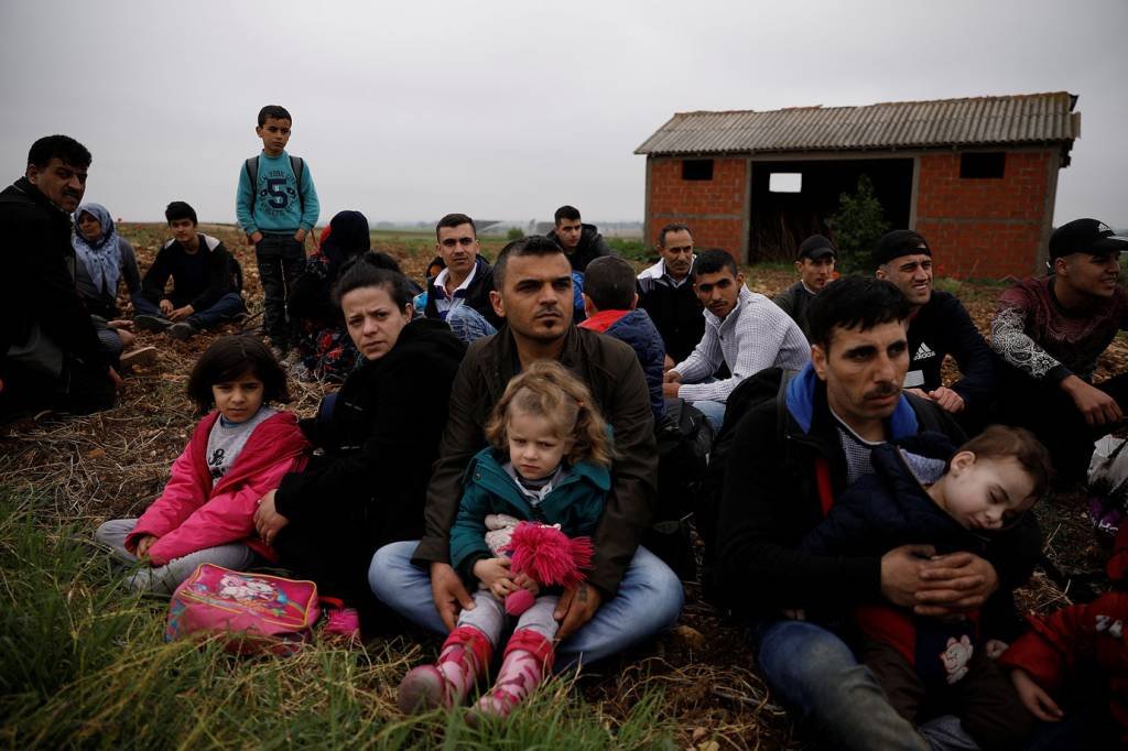 Migrantes entram em confronto com polícia grega em fronteira com Turquia