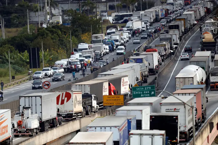 Greve dos caminhoneiros na Rodovia Régis-Bittencourt em São Paulo (Leonardo Benassatto/Reuters)