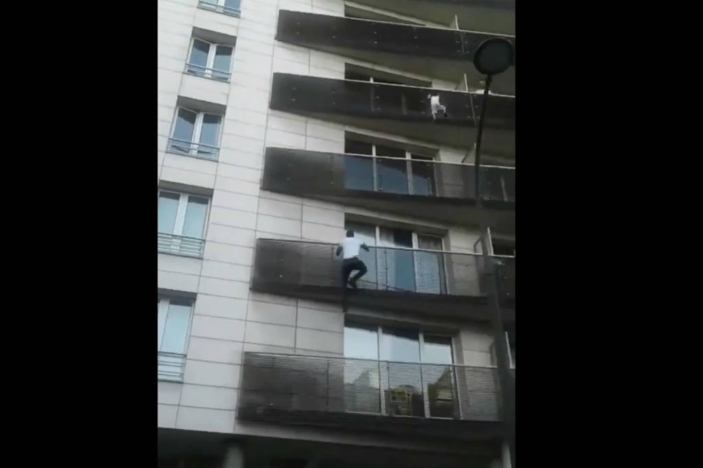 “Homem-Aranha” de Paris salva criança pendurada em varanda; veja vídeo