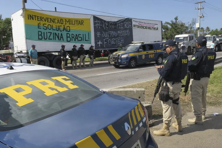 A Polícia Rodoviária Federal  (PRF) determinou aos caminhoneiros que estão parados no acostamento da BR-040, em frente à Refinaria Duque de Caxias (Reduc), que retirem os caminhões. (Vladimir Platonow/Agência Brasil)