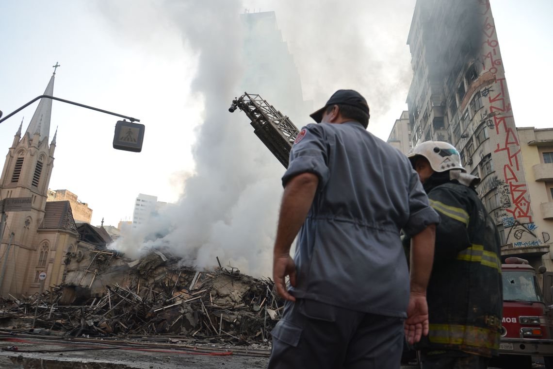 Bombeiros concentram busca na parte de trás do prédio que desabou