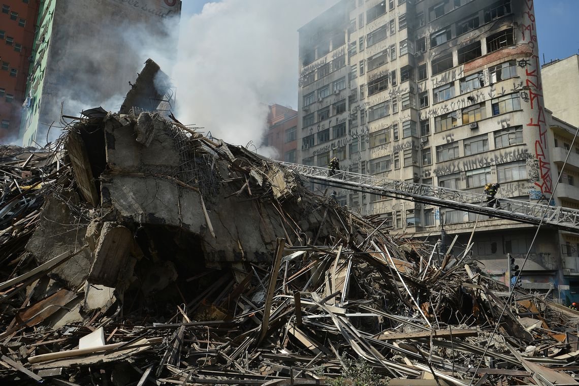 Bombeiros encontram corpo no edifício que desabou em SP