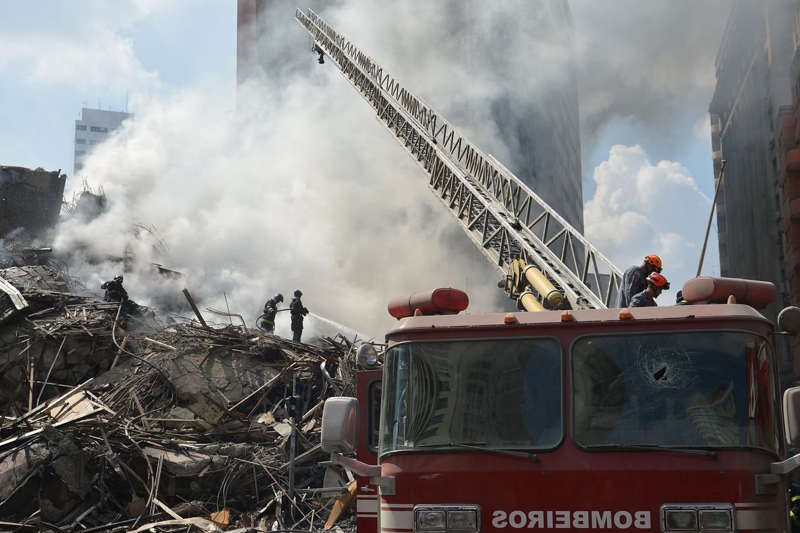 Bombeiros dobram esforços para retirar escombros de edifício em SP