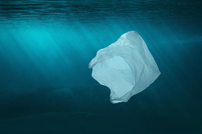 Explorador encontra plástico no local mais profundo dos oceanos