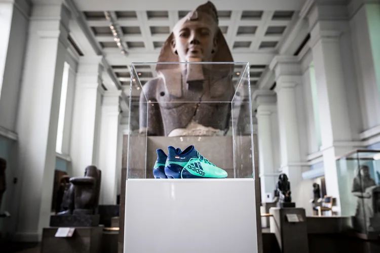 Ação da Adidas: chuteiras do atacante Salah dispostas no Museu Britânico (Adidas/Divulgação)