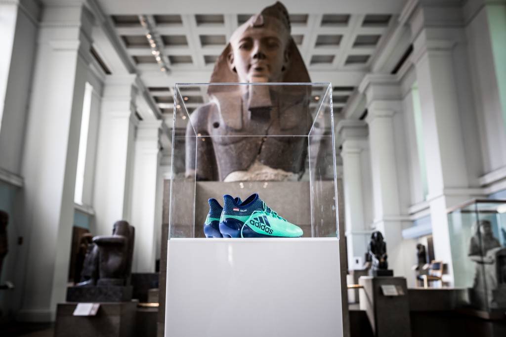 Adidas doa chuteiras de Mohamed Salah para o Museu Britânico