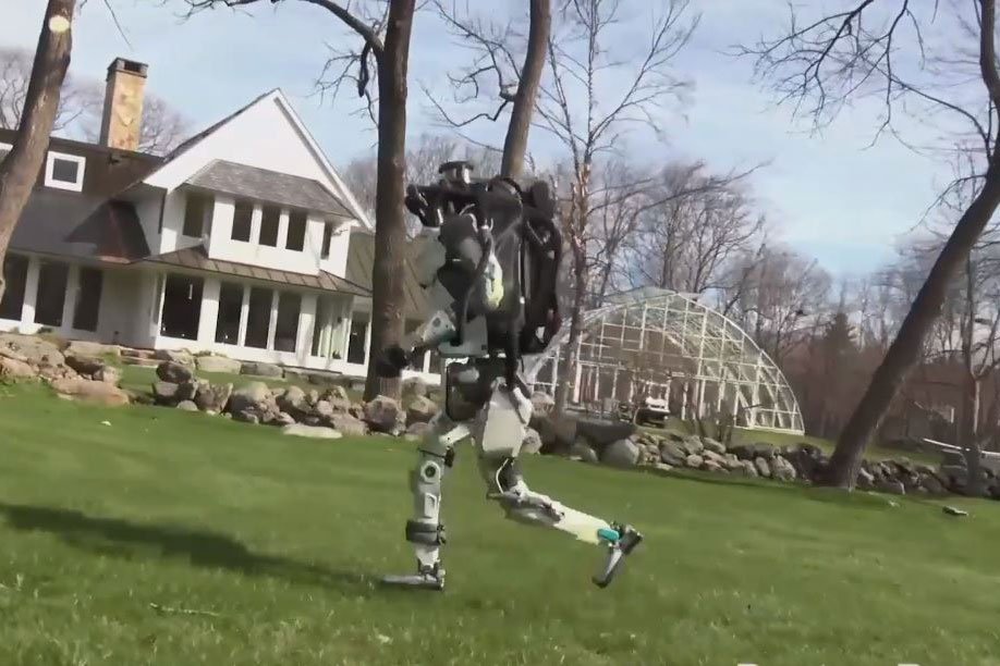 Robô corre, sobe escadas e dá salto mortal em vídeo