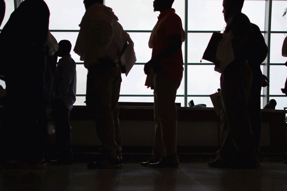 Brasil cria 57 mil vagas formais em outubro, queda de 25% ante 2017