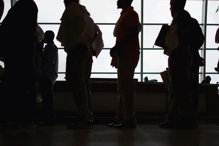 Fila de empregos: entre os oito setores pesquisados em outubro, seis apresentaram geração líquida de vagas, liderados por comércio, com 34.133 postos e serviços, com 28.759 postos (./Getty Images)