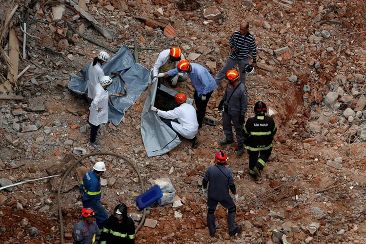 Desabamento: novos fragmentos ósseos foram encontrados nesta sexta-feira nos escombros de prédio em São Paulo (Leonardo Benassatto/Reuters)