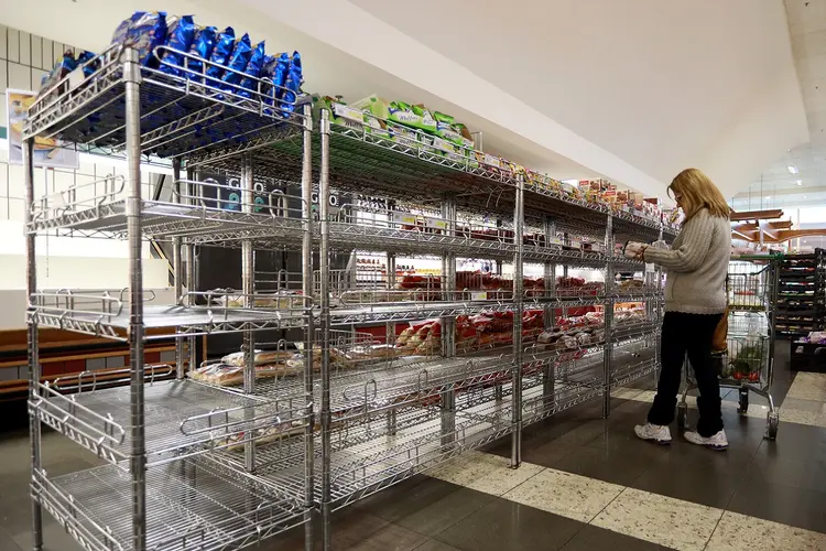 Prateleiras vazias em supermercado de Porto Alegre (Diego Vara/Reuters)