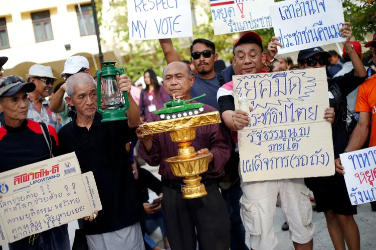 Protesto contra o primeiro-ministro Prayuth Chan-ocha em Bangoc, na Tailândia: país governado por militares desde um golpe em maio de 2014 (Soe Zeya Tun/Reuters)