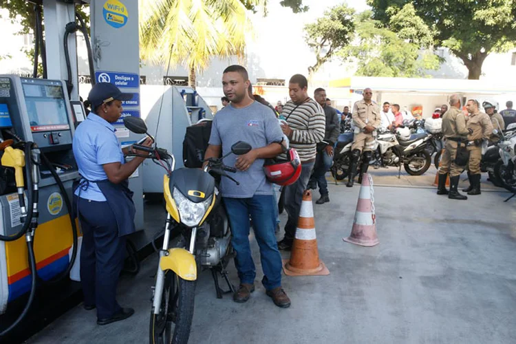 Fila: por volta de 10h30, a fila para abastecer no posto Ipiranga, próximo à Estação São Cristóvão, chegava a aproximadamente 300 carros (Tânia Rego/Agência Brasil)