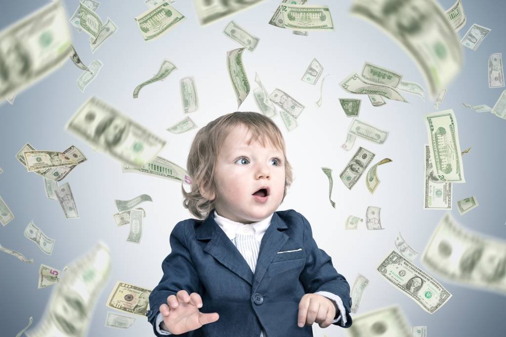 Bebê e chuva de dinheiro: há milhares de forma de ensinar a criança a lidar com o dinheiro além da mesada (ismagilov/Thinkstock)