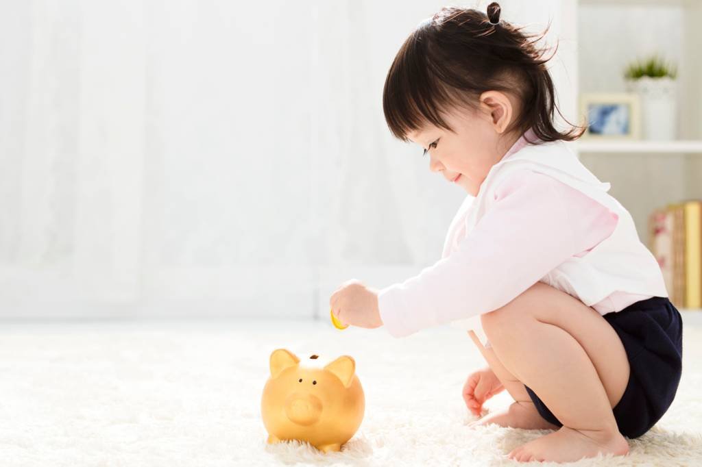 Criança com cofrinho: capitalização valeria para quem ganha acima de R$ 2,2 mil (Tomwang112/Thinkstock)