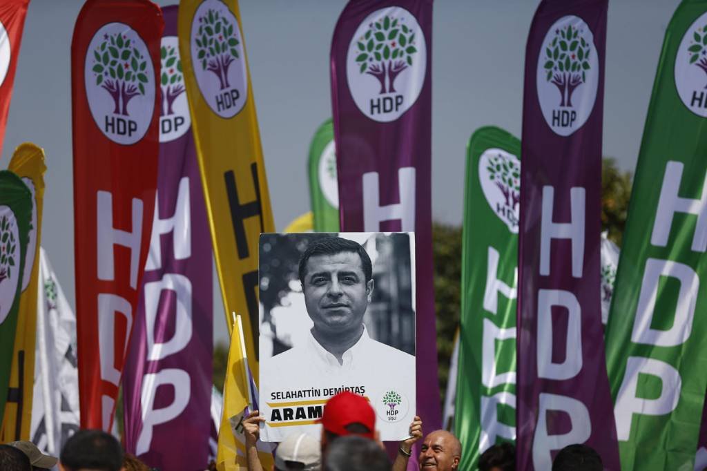 Partido pró-curdo na Turquia declara preso como candidato presidencial
