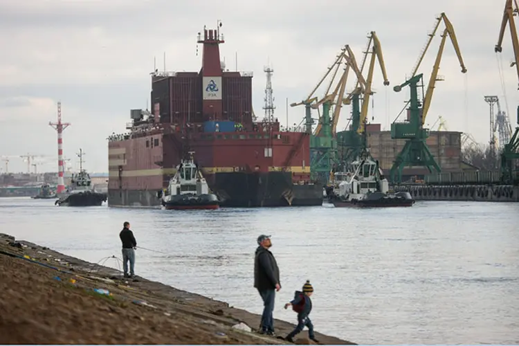 Usina nuclear "Akademik Lomonosov" deixando o porto de St. Petersburg no sábado (28). (Nicolai Gontae / Greenpeace/Divulgação)