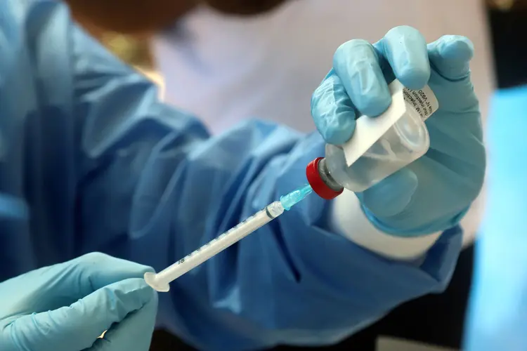 Vacinação: mais de 420 pessoas foram imunizadas nas últimas duas semanas na República Democrática do Congo, onde 25 mortes foram reportadas entre 4 de abril e 17 de maio (Kenny Katombe/Reuters)