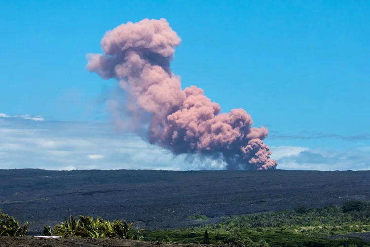 Vulcão Kilauea: a lava saltou a uma altura de 46 metros e uma linha de fogo se espalhou por uma área de 200 metros (Janice Wei/Reuters)