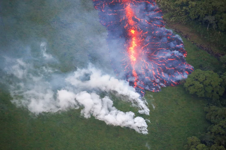 Lava emerge de fissura decorrente da erupção do vulcão Kilauea, no Havaí (EUA) (Terray Sylvester/Reuters)