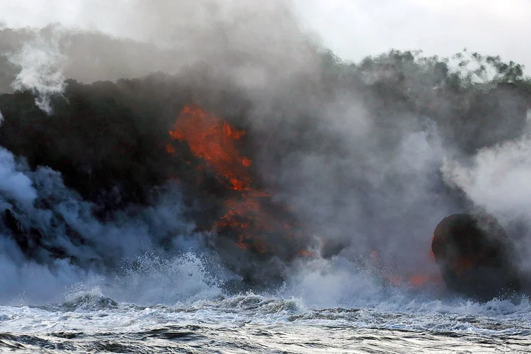 Lava do vulcão Kilauea, no Havaí, chega ao oceano Pacífico (Terray Sylvester/Reuters)