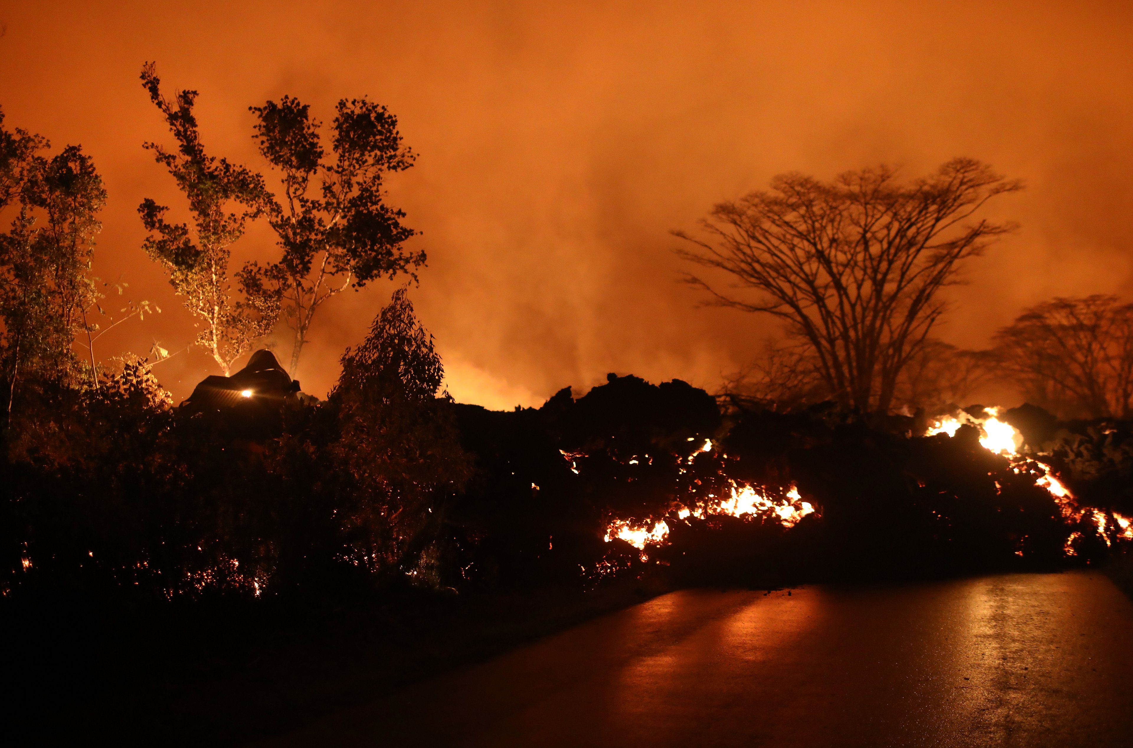 Rua do Havaí é engolida por "mar de lava" enquanto diversas casas queimam