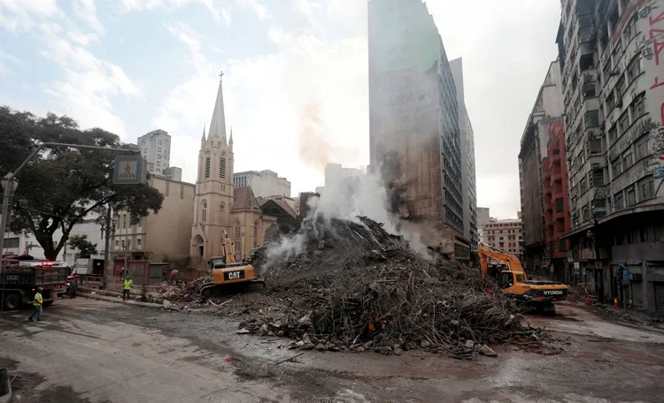 Edifício WIlton Paes da Almeida pega fogo: prédio era um dos 293 bens tombados em âmbito municipal dentro da área do Vale do Anhangabaú desde 1992 (Leonardo Benassatto/Reuters)