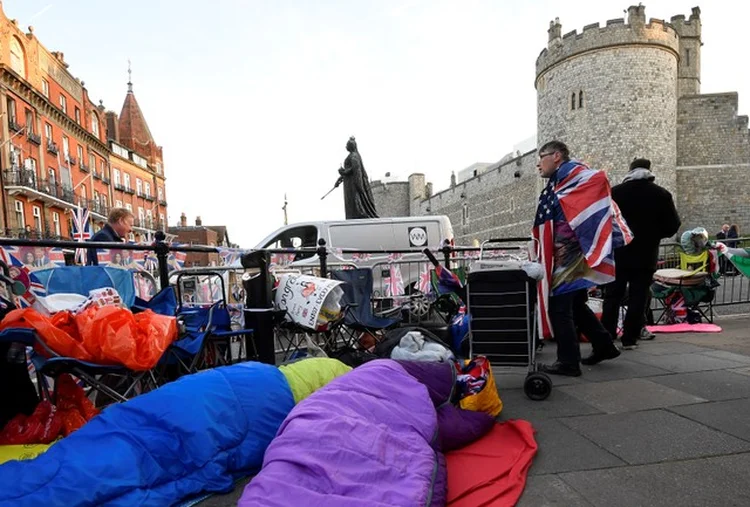 WINDSOR: fãs dormem do lado de fora do castelo onde será celebrado o casamento real neste fim de semana  / Toby Melville/ Reuters (Toby Melville/Reuters)