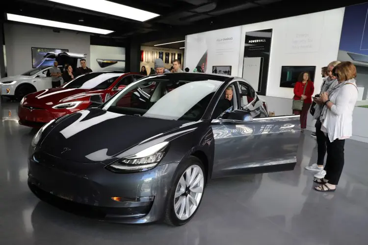 Model 3: Tesla têm gastado uma grande quantidade de dinheiro para aumentar a produção do carro (Lucy Nicholson/Reuters)