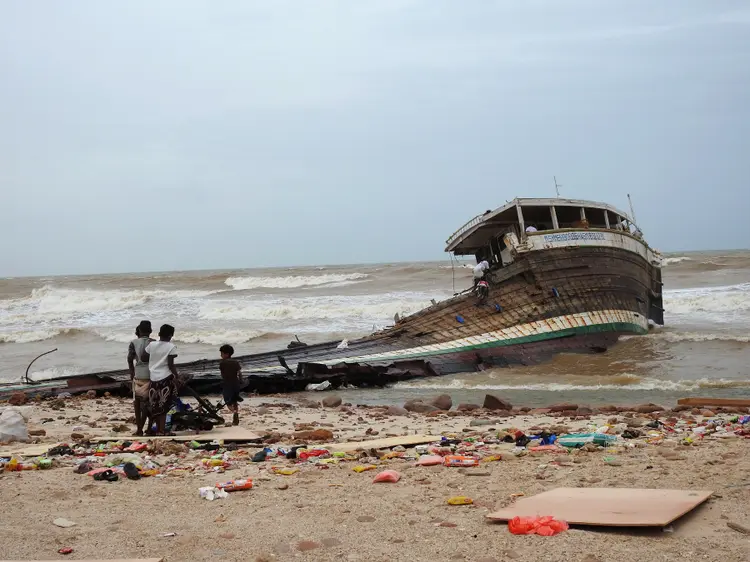 Barco destruído pela passagem do ciclone Munuku, no Iêmen (Stringer/Reuters)