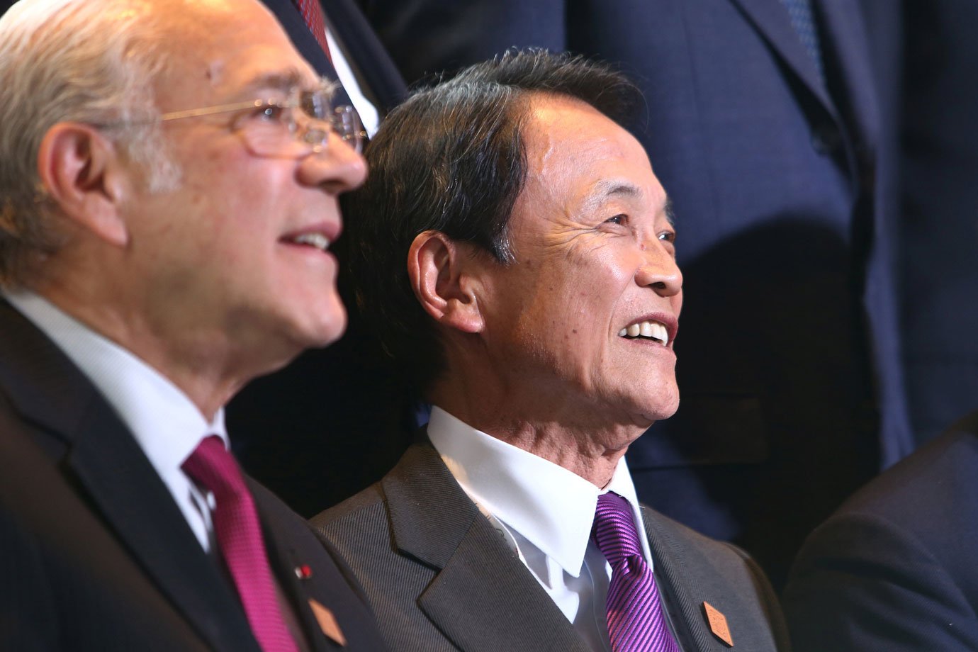 Ministro de Finanças japonês devolve um ano de salário após escândalo
